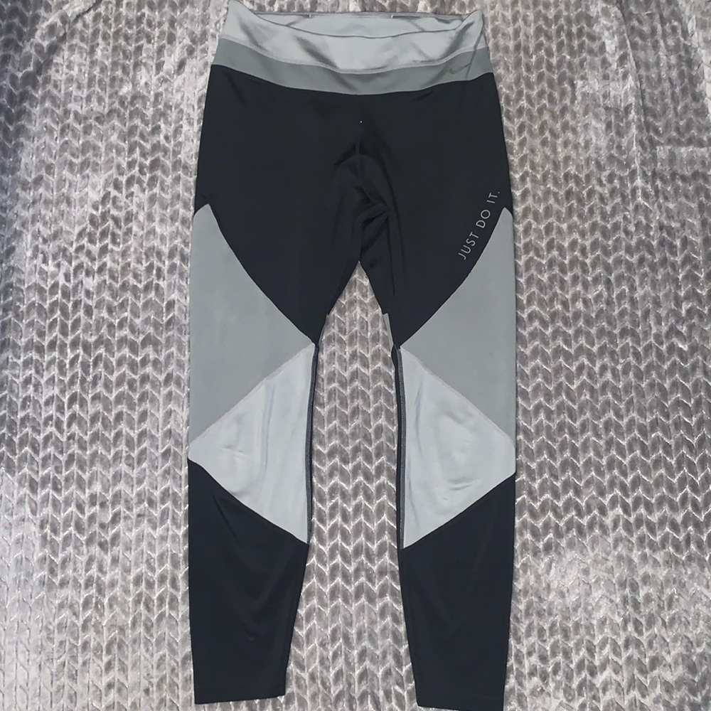Nike Dri-Fit Ankle length leggings. Size Large.